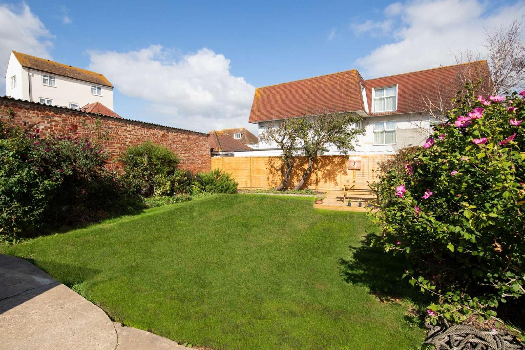 Absolute Beachfront With Decked Garden Oasis And Views Bognor Regis Exterior photo