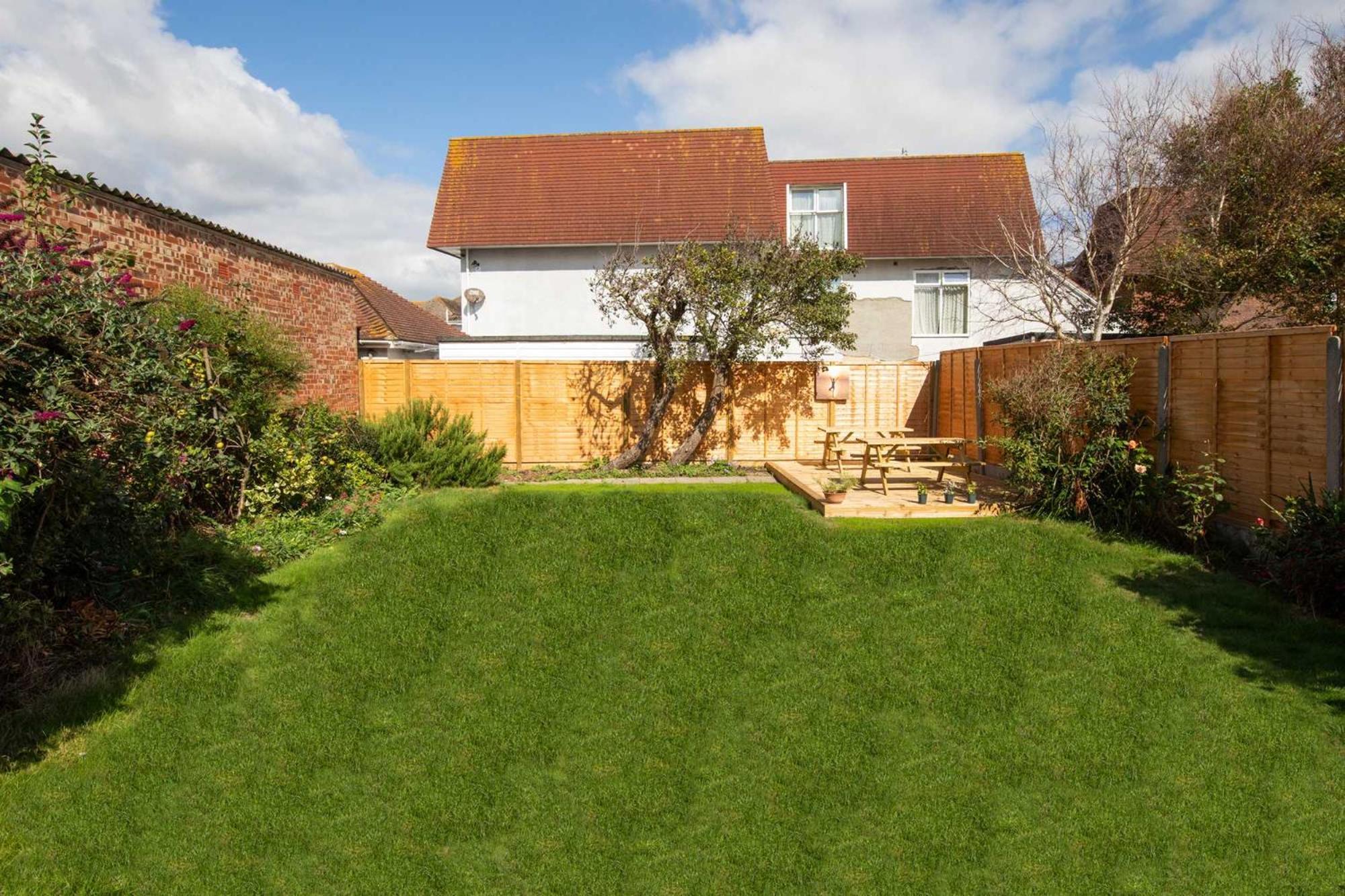 Absolute Beachfront With Decked Garden Oasis And Views Bognor Regis Exterior photo