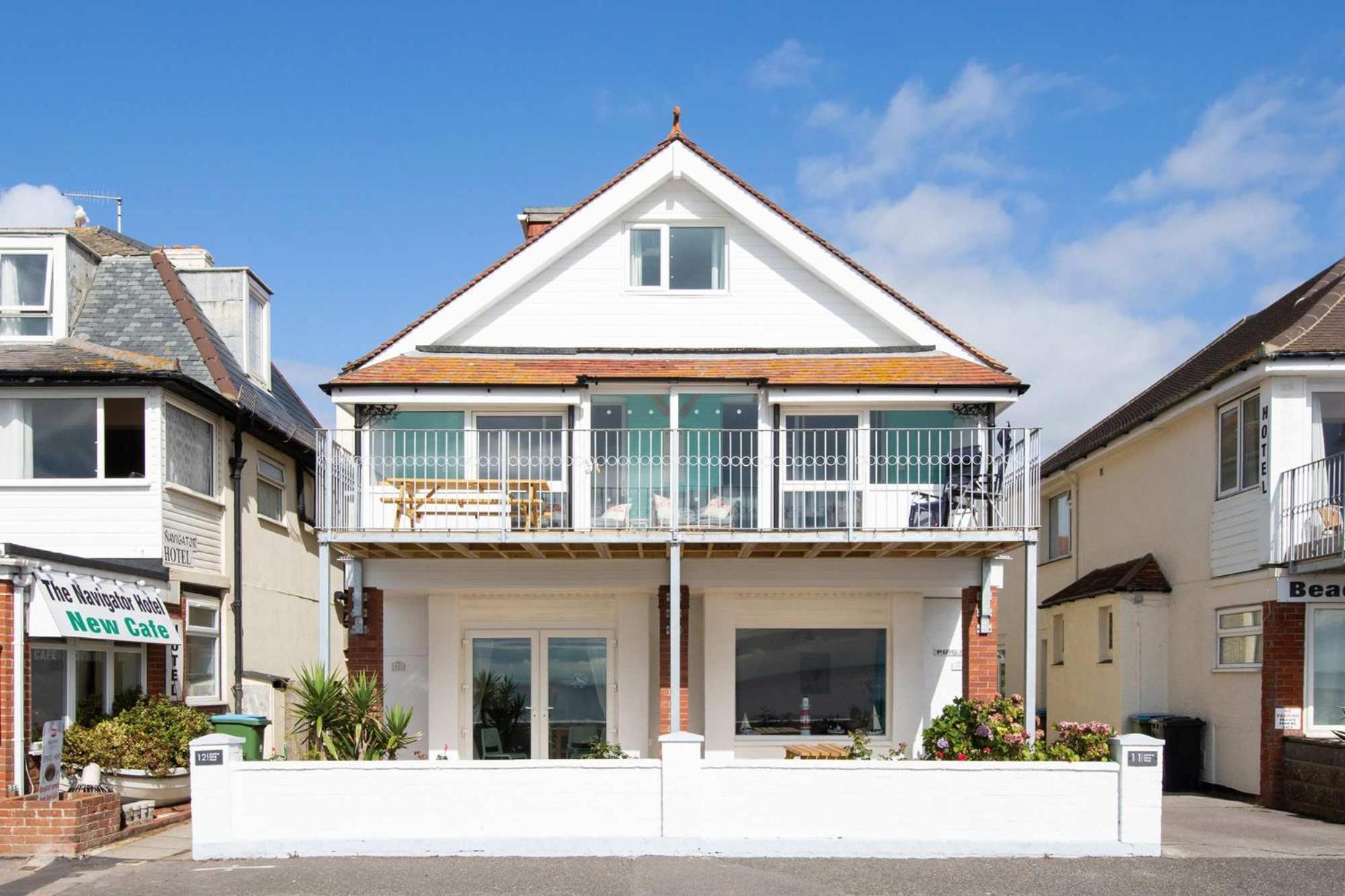 Absolute Beachfront With Decked Garden Oasis And Views Bognor Regis Exterior photo